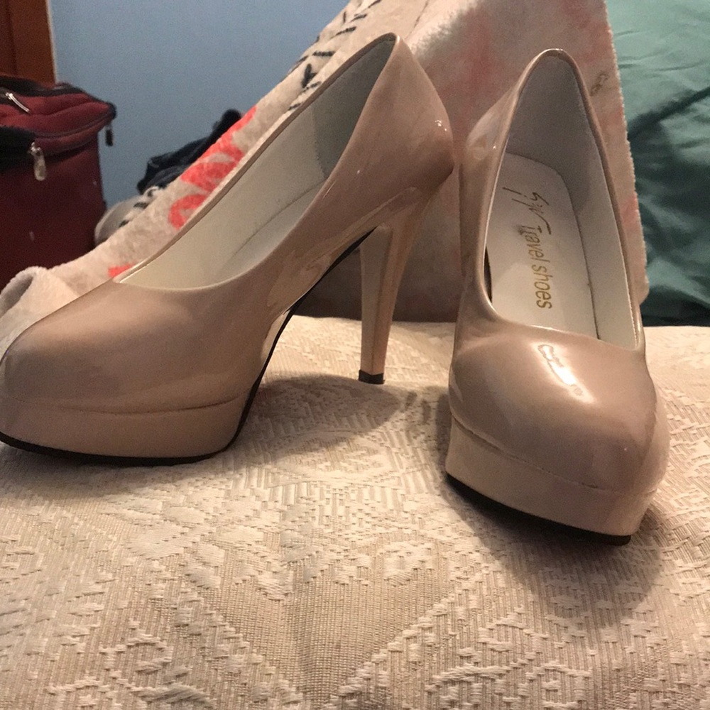 Cream color heels , no scuffs